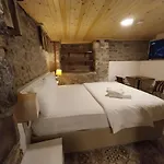 Апартаменты Akraios Beautiful Stone House In *