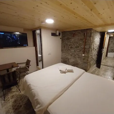 Akraios Beautiful Stone House In Apartment